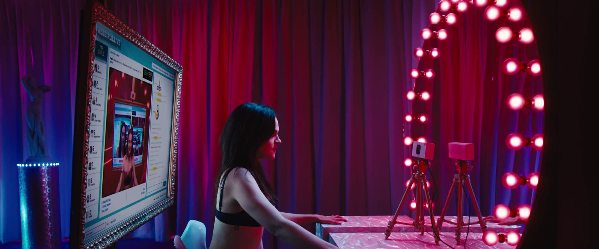 دانلود فیلم Cam 2018 (دوربین 2018) بدون سانسور با زیرنویس فارسی