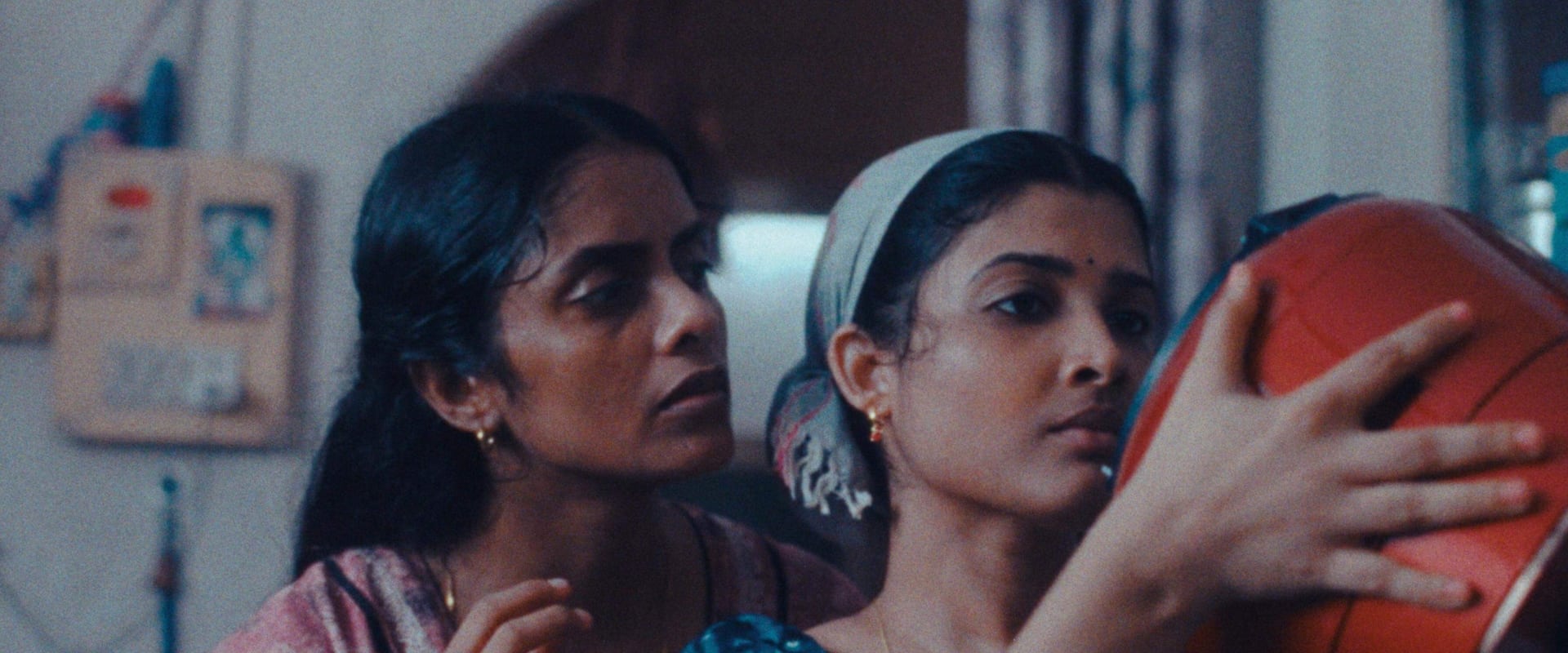 دانلود فیلم All We Imagine as Light 2024 (تمام آنچه نور می‌پنداریم 2024) بدون سانسور با زیرنویس فارسی