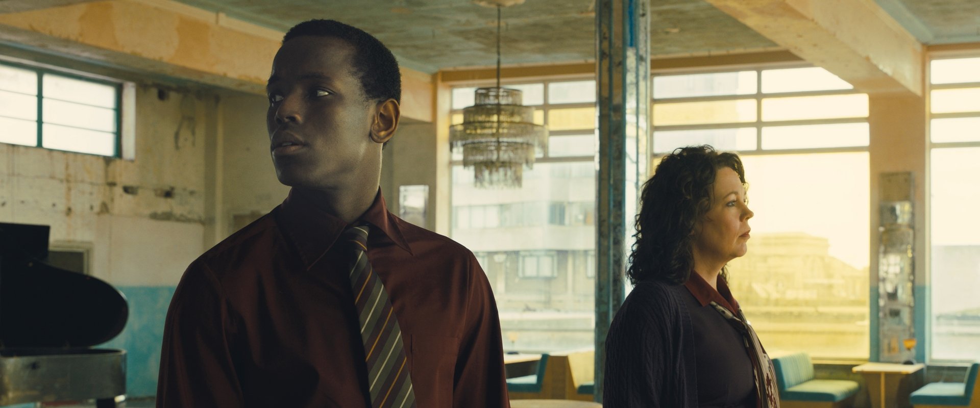 دانلود فیلم Empire of Light 2022 (امپراتور روشنایی 2022) بدون سانسور با زیرنویس فارسی